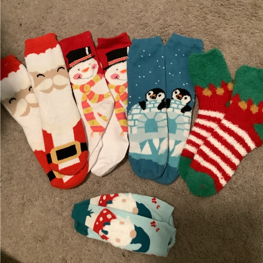 Christmas sock collection 4 fuzzy and one ankle